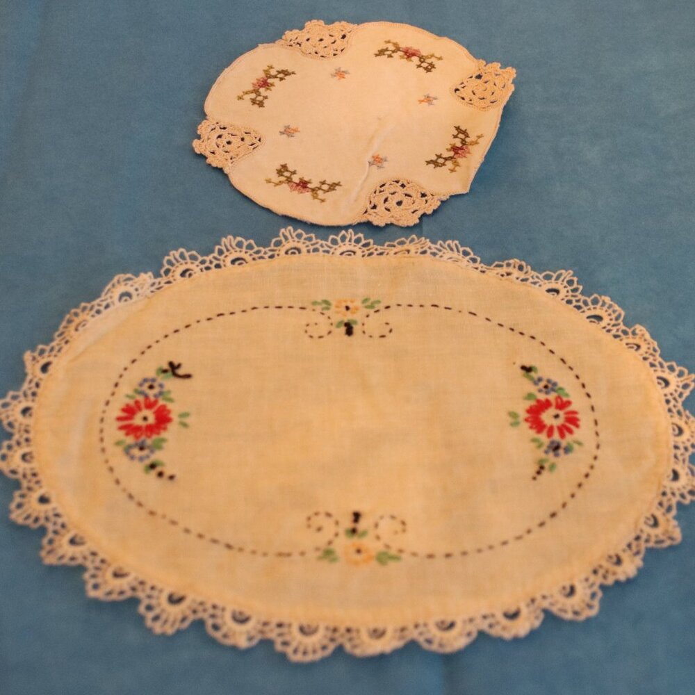 Set of 2 vintage embroidered doilies